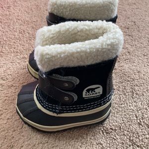 Size 5, toddler sorel boots.